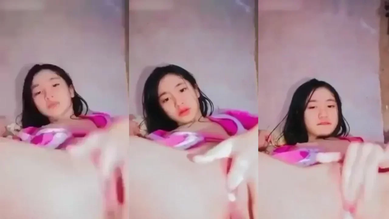 Bokep Indo ABG Cantik Colok Memek Pink Perawan poster